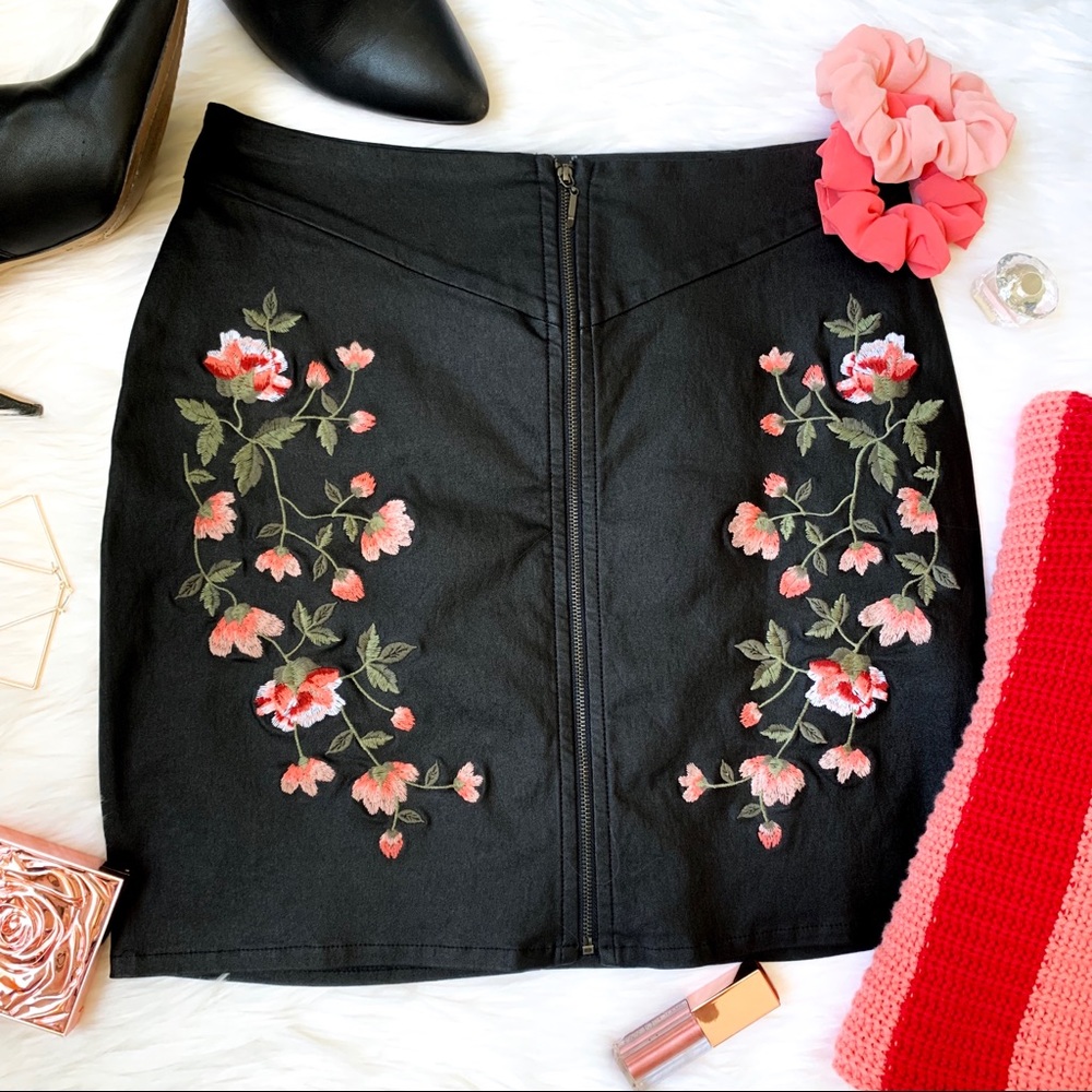 Embroidered Black Bodycon Skirt with Zipper Detail